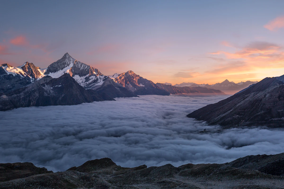 Frau blickt in die Ferne, Berge